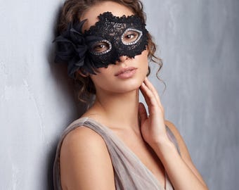 Máscara de encaje negro con flores y plumas / Máscara para ojos de fiesta