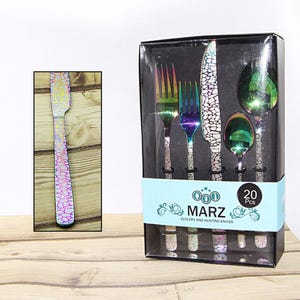 Peut inclure: Un ensemble de 20 couverts MARZ en acier inoxydable aux reflets arc-en-ciel avec un motif de pierre craquelée. Le set comprend des fourchettes, des couteaux et des cuillères dans une boîte noire avec une bande bleu clair marquée MARZ CUTLERY AND HUNTING KNIVES.
