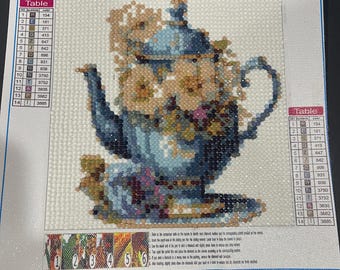 Pintura de diamantes con tetera y flores