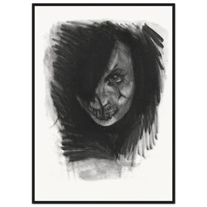 Puede incluir: Un dibujo a carboncillo de un rostro con cabello oscuro, que cubre parcialmente un ojo. La boca está cosida y la cara tiene grietas visibles, creando un efecto inquietante. La obra de arte está enmarcada en un marco negro.