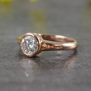 Low Profile Bezel Set Moissanite Peapod Verlobungsring in Roségold