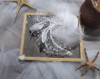 La elegancia de tus sueños: gorro de novia hecho a mano con detalles de perlas y encaje.