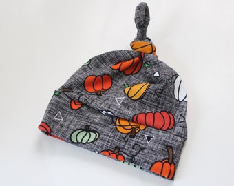 Pequeño y acogedor sombrero de calabaza / sombrero de bebé de otoño / parche de calabaza bebé / sombrero de nudo / regalo de baby shower / sombrero de bebé de otoño / accesorio de bebé de otoño / sombrero anudado de Halloween