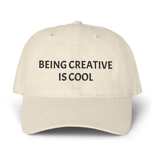 Bestickte Baumwoll Baseballmütze: "Being Creative Is" Statement Cap (Muster unten)