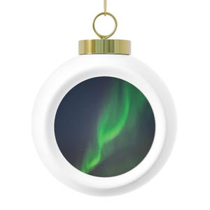 Mystische Aurora Borealis Kugel bereit, um Ihrem Baum den letzten Schliff zu geben.