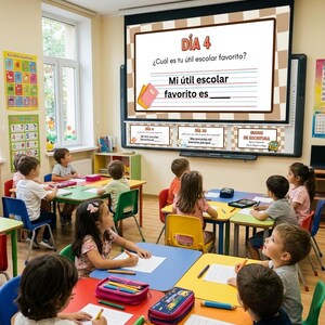 May include: A classroom setting with children seated at colourful desks, facing a large digital screen displaying the text 'DÍA 4 ¿Cuál es tu útil escolar favorito? Mi útil escolar favorito es' with an illustration of two books.