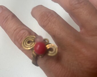 Estilo bohemio, dos piedras, rojo y rosa, espiral de cobre.