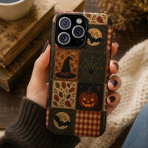 Puede incluir: Una funda para smartphone con diseño de patchwork y motivos de otoño y Halloween, que incluye un sombrero de bruja, una telaraña, una calabaza, murciélagos ante una luna llena, hojas de otoño, bellotas y un patrón de cuadros marrón y crema.