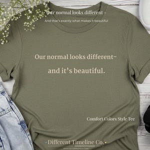 Peut inclure: T-shirt vert olive de style Comfort Colors avec le texte "Our normal looks different - and it's beautiful." Le t-shirt porte également le texte "Different Timeline Co." et "Worth Isn't Measured in Time."