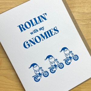 Carte Rollin With My Gnomies - gnomes cyclistes, carte typographique, carte de l'amitié, carte pense à vous, carte vous manquez, carte juste parce que