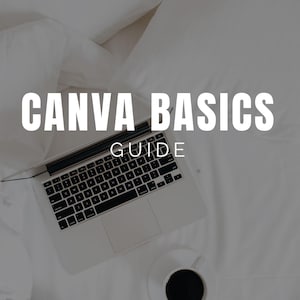 Puede incluir: Un portátil con teclado negro y una taza de café sobre un platillo blanco están colocados sobre una cama blanca. El texto "CANVA BASICS GUIDE" se muestra en letras blancas grandes.