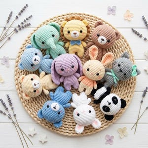 Puede incluir: Una colección de juguetes de animales de ganchillo hechos a mano, que incluyen un león, un oso, un elefante, un conejito, un gato y un panda, dispuestos sobre una cesta tejida. Los juguetes son de varios colores pastel, con detalles como lazos y rasgos faciales.