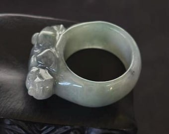 VTG Naturlig Grön Jade Jadeit Bredbandsring Snidad 'Penningdrake', Bredd 12 mm, Storlek 10.5