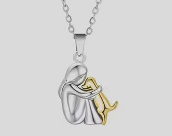 Frau umarmt Hund -Anhänger-Halskette - Gold-Finish-Tierliebhaber-Schmuckstück