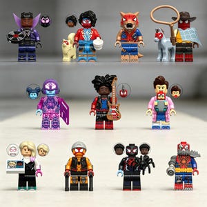 Peut inclure: Une collection de figurines Lego colorées, chacune représentant un super-héros ou un personnage différent. Les figurines présentent une variété de costumes et d'accessoires, notamment des guitares, des disques de musique et des équipements de cow-boy. Les figurines sont dans diverses poses, certaines tenant des accessoires.