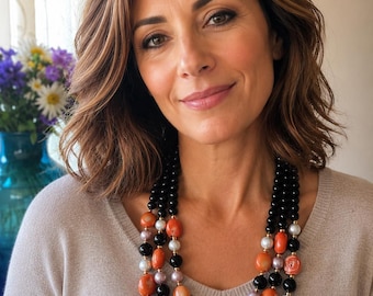 Handgemaakte choker ketting | Meerdere strengen zwarte onyx, Mallorcaanse parels, koraal en gouden hematiet | Gemaakt in Italië