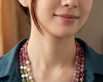 Naszyjnik typu choker z wieloma łańcuszkami i kamieniami naturalnymi