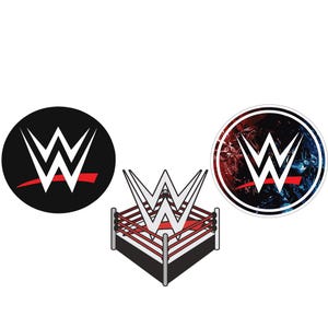 Könnte beinhalten: Drei WWE-Grafiken. Eine ist ein schwarzer Kreis mit einem weißen "W" und einem roten Streifen. Eine andere ist ein Wrestling-Ring mit einem weißen "W". Die dritte ist ein Kreis mit rotem, weißem und blauem Hintergrund und einem weißen "W".