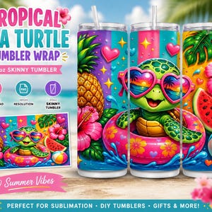 Puede incluir: Un diseño de envoltura para vaso skinny de 20 oz con una tortuga marina verde que usa gafas de sol en forma de corazón, flotando en un flotador rosa. La escena tropical incluye una piña, flores de hibisco, sandía y una pelota de playa.