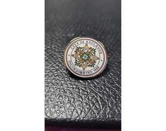 Sello de la ciudad de Redlands, California. Pin de corbata esmaltado. Nuevo, de stock antiguo.