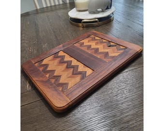 Tabla de cortar de madera maciza para quesos y embutidos, estilo vintage de los años 50, con extremos gruesos y resistentes.