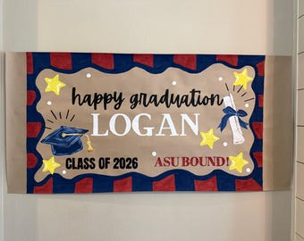 Könnte beinhalten: Ein Abschlussbanner mit braunem Hintergrund, blau-rotem Rand und den Worten "happy graduation LOGAN CLASS OF 2026 ASU BOUND!" in Schwarz. Das Banner enthält eine Abschlusskappe, Sterne und ein Diplom.