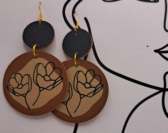 Pendientes artesanales con diseño de flores minimalistas, en piel sintética, ligeros y hechos a mano en Francia. Disponibles en marrón, negro y dorado.
