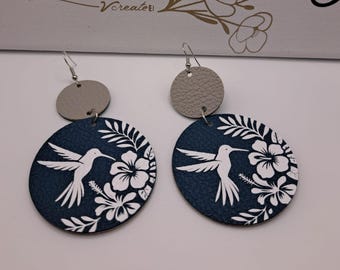 Pendientes de colibrí e hibisco en piel sintética reciclada - azul y gris - ligeros - hechos a mano en Francia - regalo para mujer