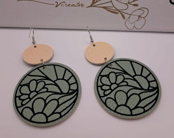 Pendientes de vidrieras en piel sintética reciclada - verde salvia y crema - ligeros - hechos a mano en Francia - regalo para mujer