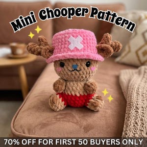 Puede incluir: Un peluche de ganchillo hecho a mano de un personaje de dibujos animados, con un sombrero rosa y una cruz blanca, cuernos marrones y pantalones cortos rojos. El texto "Mini Chooper Pattern" se muestra encima del juguete.
