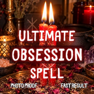 Pode incluir: Duas velas cônicas vermelhas com chamas acesas, adornadas com pétalas de flores secas e amarradas com um cordão branco. O texto ULTIMATE OBSESSION SPELL está centralizado, com PHOTO PROOF e FAST RESULT impressos na parte inferior.
