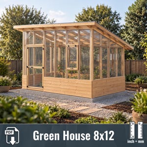 Può includere: Una serra in legno con tetto spiovente, pannelli in vetro e una porta singola. La struttura presenta un rivestimento in legno orizzontale alla base e una finestra rettangolare. Il testo recita: Green House 8x12, con icona PDF e un righello.