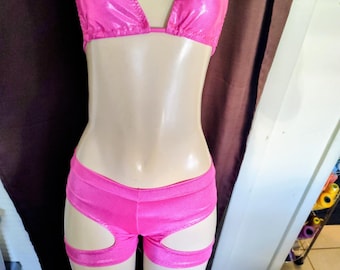 Completo due pezzi rosa metallizzato con pantaloncini corti e aperture laterali