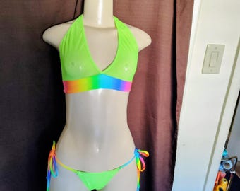 Conjunto de biquíni de duas peças em spandex com detalhes em tela e efeito arco-íris (com amarração lateral).