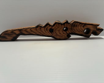 Utensilios de cocina de madera; reposacucharas, empujador/extractor de rejillas de horno, pelador de hierbas, abridor de frascos.