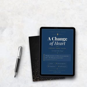 Puede incluir: Una tableta digital que muestra una guía de estudio bíblico titulada "A Change of Heart". La portada es azul marino con texto blanco y un gráfico de cruz. Un bolígrafo negro y un cuaderno negro con detalles dorados también están en la imagen.