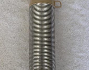 Thermos vintage Thermos King Seeley en aluminium nervuré avec gobelet en plastique beige.