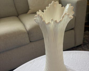 Vase blanc élégant en verre laiteux à volants - Home Accents