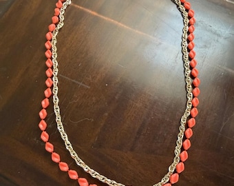 vintage Sarah CoventryCollier superposé en chaîne en or et perles de corail - 1960