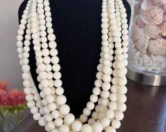 Collier 6 rangs de perles blanches - Bijoux pour femmes modernes du milieu du siècle, élégants des années 50