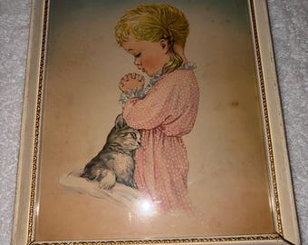 Vintage illustration d'une fille priant avec un chat encadrée - Robe rose