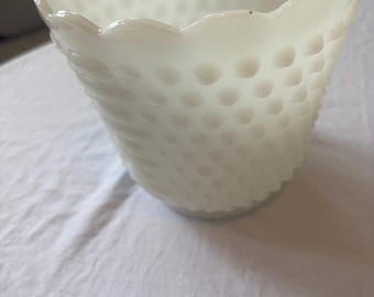 Vase en verre laiteux Fire King festonné