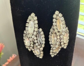 Boucles d'oreilles navette élégantes en cristal de MCM vintage - ton argent transparent