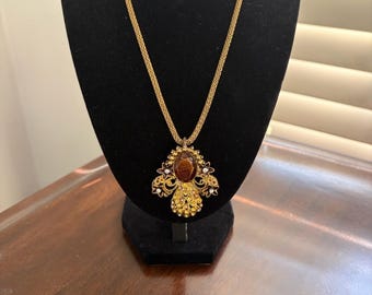 Collier pendentif orné de couleur dorée vintage avec pierre d'ambre