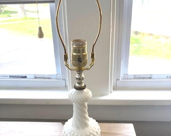 Lampe de table blanche en verre laiteux