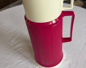 Termo de viaje aislado Thermos rosa y crema con asa