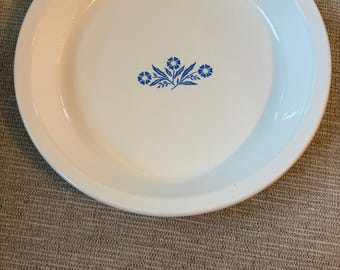 Corningware vit keramisk pajform med blå blommig accent