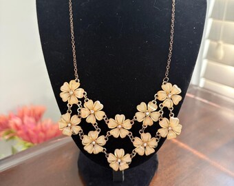 Collier floral vintage - Fleurs en lucite avec centre en strass