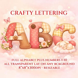Könnte beinhalten: Dekorative Alphabet-Illustration mit den Buchstaben A, B und C im Patchwork-Stil in Rosa- und Brauntönen. Die Buchstaben sind mit Knöpfen, Schleifen und floralen Details verziert. Ein schlafendes Kaninchen ruht auf einer Wolke. Der Text "Crafty Lettering" ist enthalten.