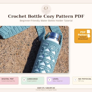 Peut inclure: Un étui à bouteille d'eau en crochet bleu clair avec une sangle, contenant une bouteille d'eau argentée et blanche. Le texte "Crochet Bottle Cozy Pattern PDF" et "Beginner-Friendly Water Bottle Holder Tutorial" sont affichés. Le patron est pour débutants.